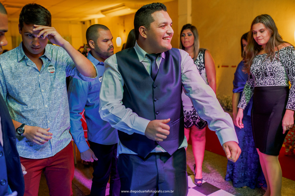 noivo dancando na pista do casamento, igreja evangélica,  casamento na igreja cristã, fotógrafo de casamento RJ, Tijuca, fotógrafo criativo, Rio de janeiro