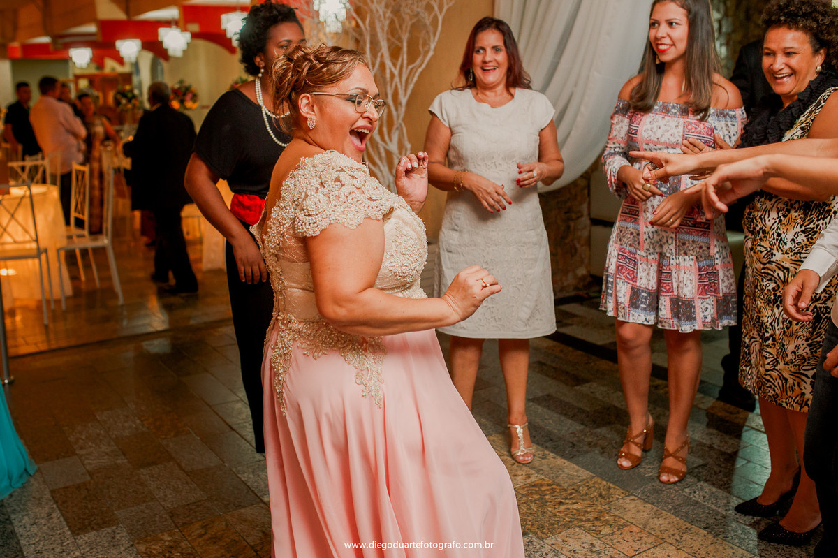 mãe do noivo dançando , igreja evangélica,  casamento na igreja cristã, fotógrafo de casamento RJ, Tijuca, fotógrafo criativo, Rio de janeiro