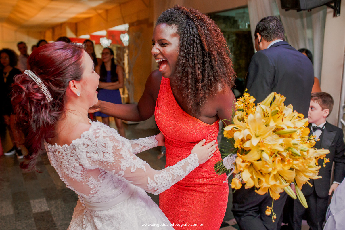 madrinha feliz por pegar o bouquet, igreja evangélica,  casamento na igreja cristã, fotógrafo de casamento RJ, Tijuca, fotógrafo criativo, Rio de janeiro