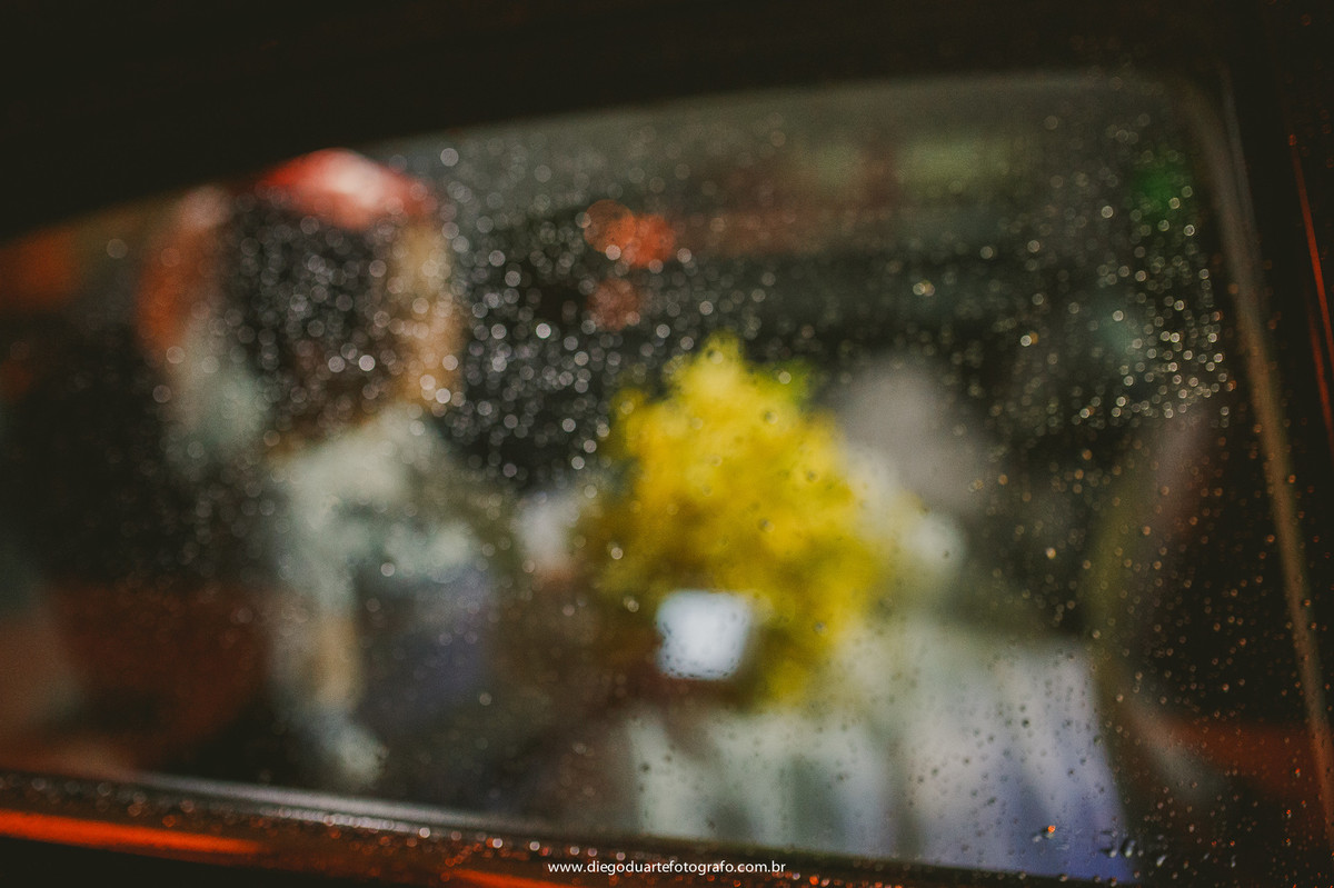 noiva indo para cerimônia de casamento,  casamento na igreja católica, fotógrafo de casamento RJ, Tijuca, fotógrafo criativo, Rio de janeiro