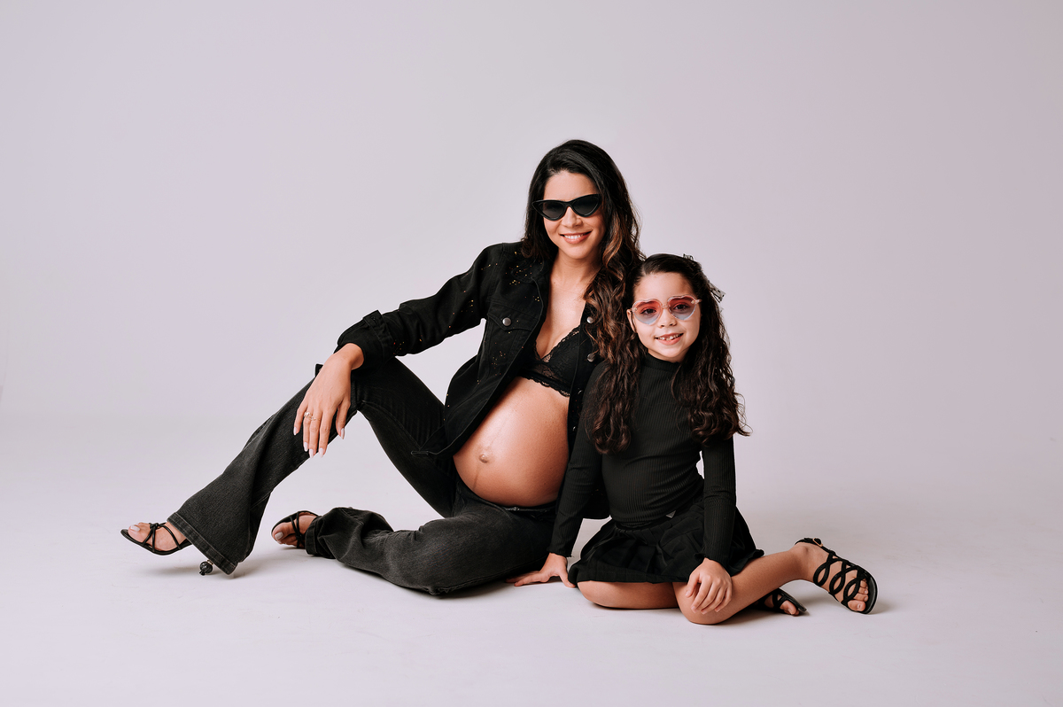 Ensaio gestante estúdio divertido  mãe e filha  akleine fotografias.  Imperatriz MA