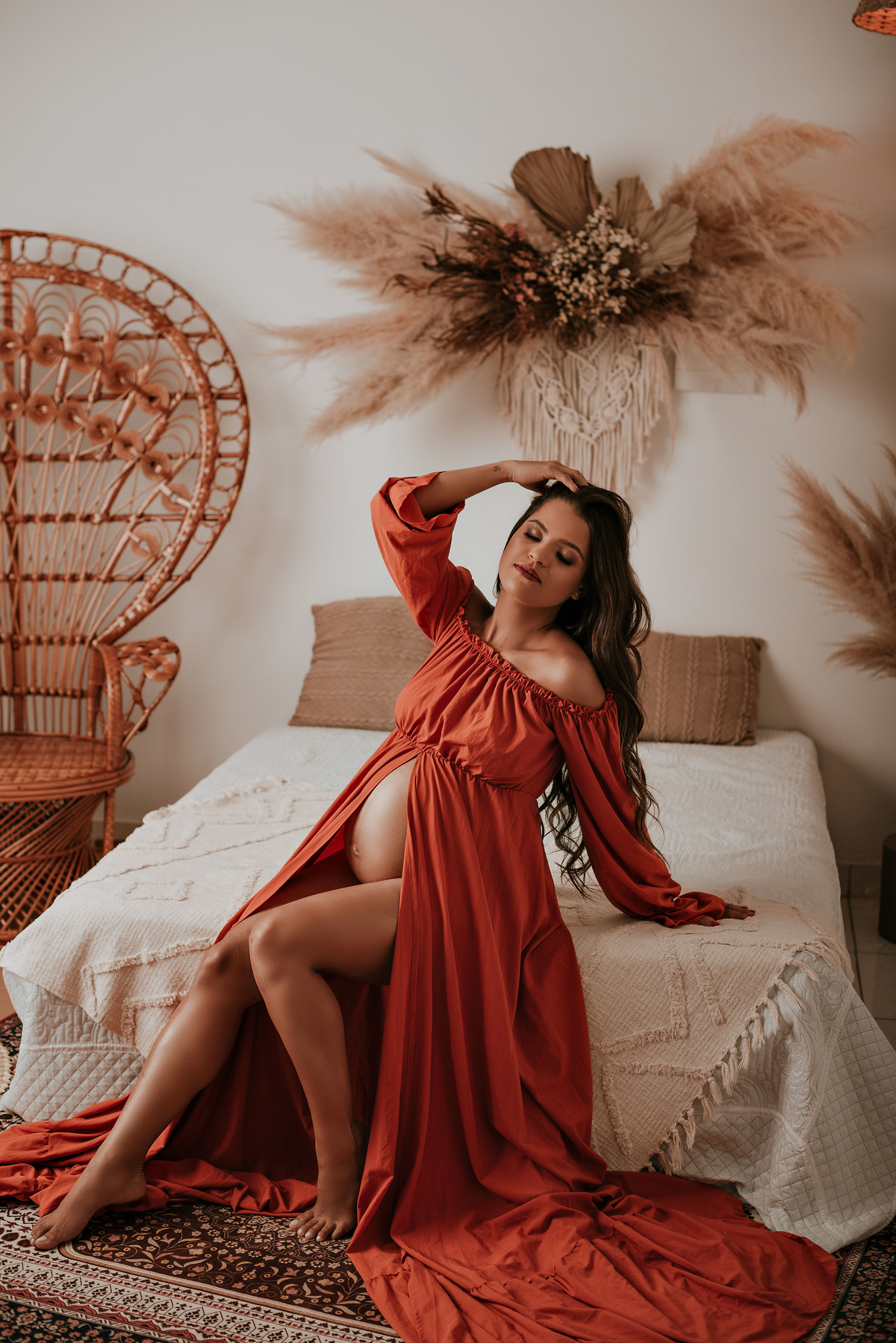 Ensaio gestante plena estúdio cenário cama quarto, vestido terracota. adriana kleine fotografias Imperatriz MA