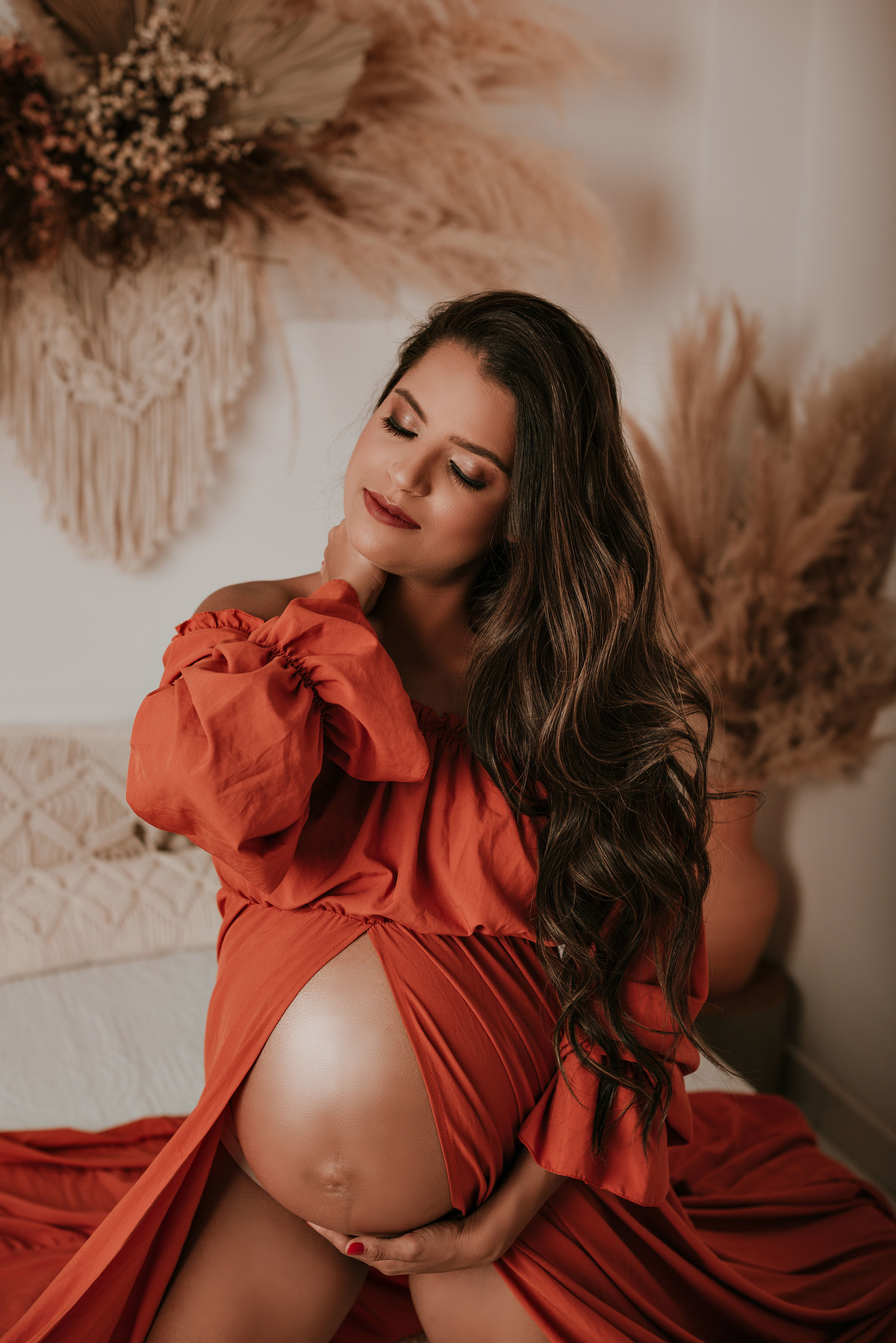 Ensaio gestante estúdio cenário cama quarto, figurino boho terracota. adriana kleine fotografias Imperatriz MA