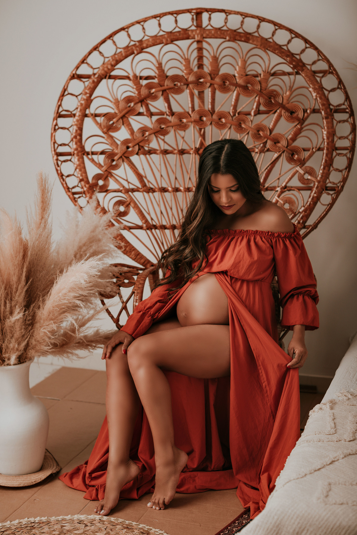 Ensaio gestante estúdio cenário cama quarto, cadeira rainha de vime. adriana kleine fotografias Imperatriz MA