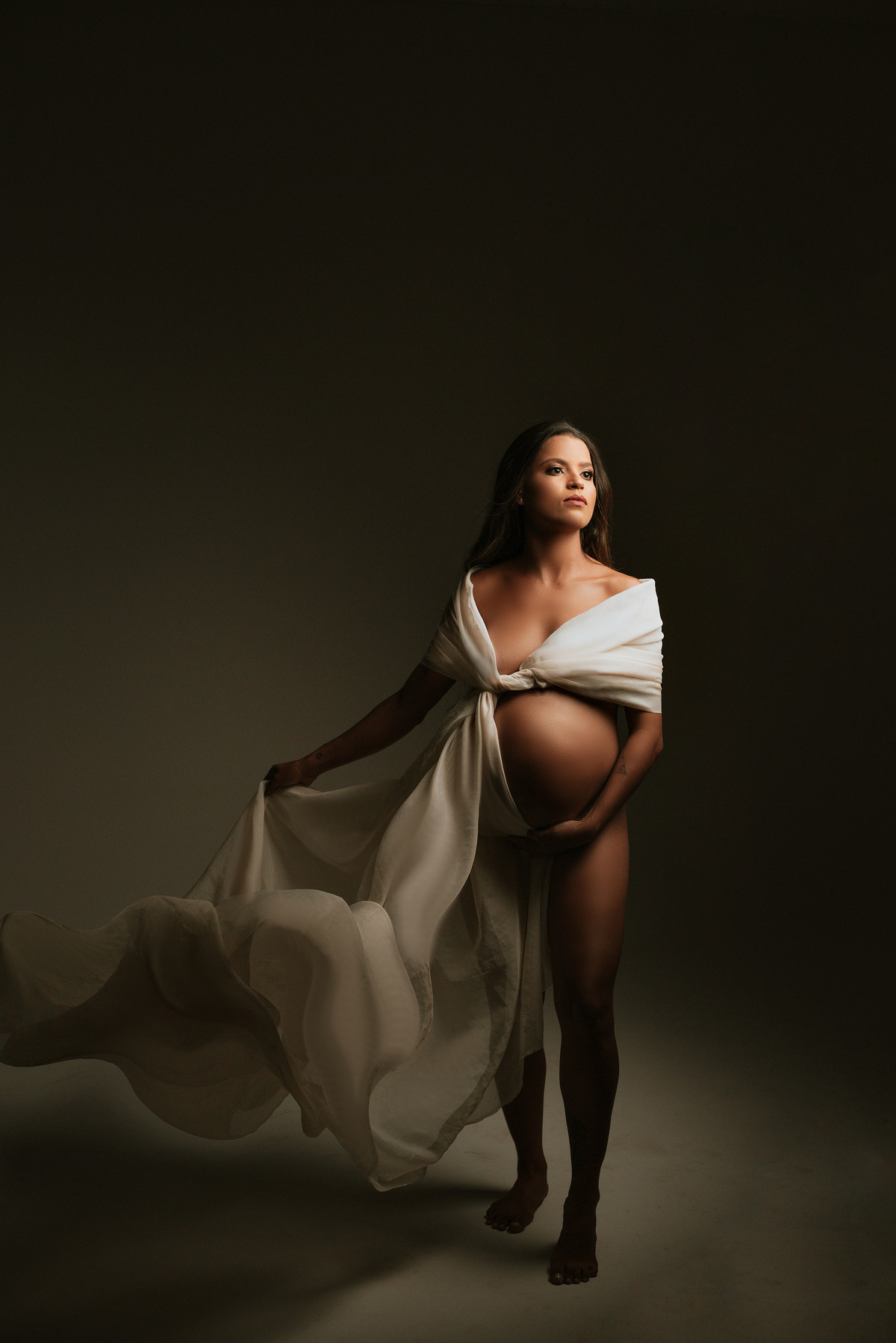 Ensaio gestante estúdio tecido voando. adriana kleine fotografias Imperatriz MA