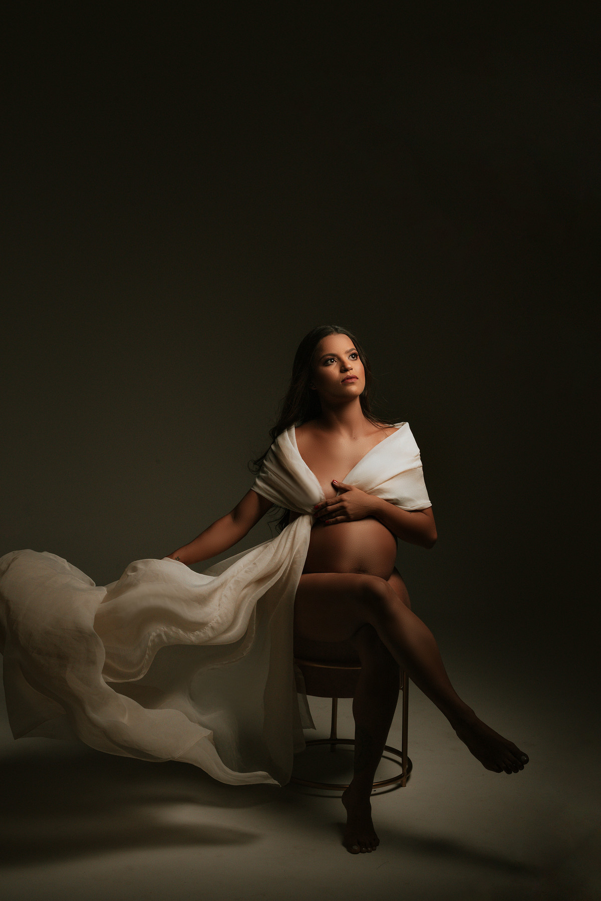 Ensaio gestante estúdio, iluminação e tecido voando. adriana kleine fotografias Imperatriz MA