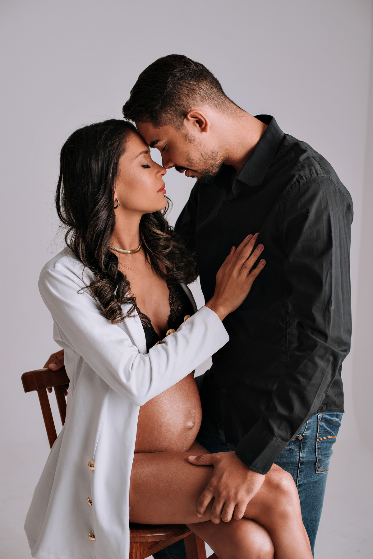 Ensaio gestante blazer branco, fundo infinito em estúdio. adriana kleine fotografias Imperatriz MA