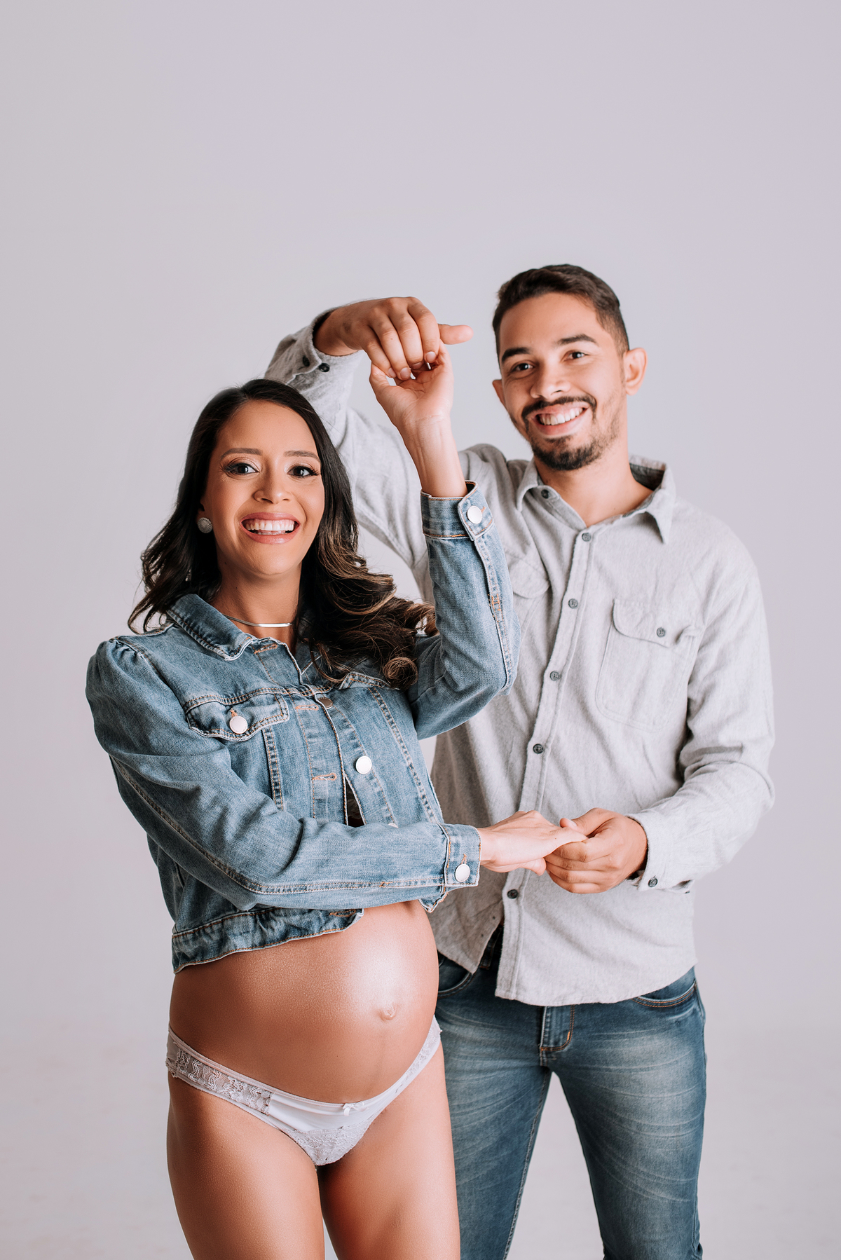 Ensaio gestante casal, fundo infinito em estúdio, fotos com jaqueta jeans. adriana kleine fotografias Imperatriz MA