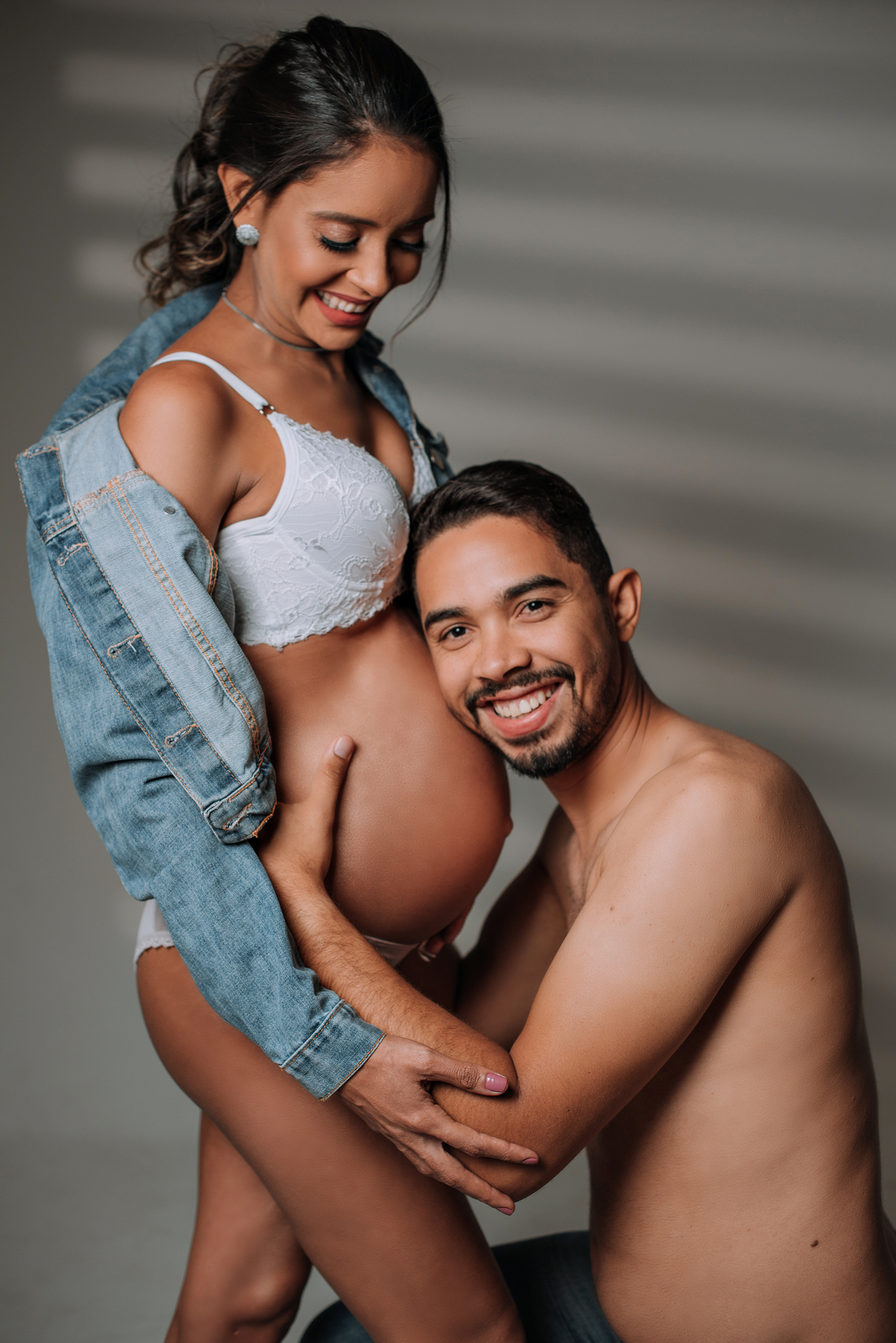 Ensaio gestante casal, fundo infinito em estúdio, fotos com jaqueta jeans. poses barrigão. adriana kleine fotografias Imperatriz MA