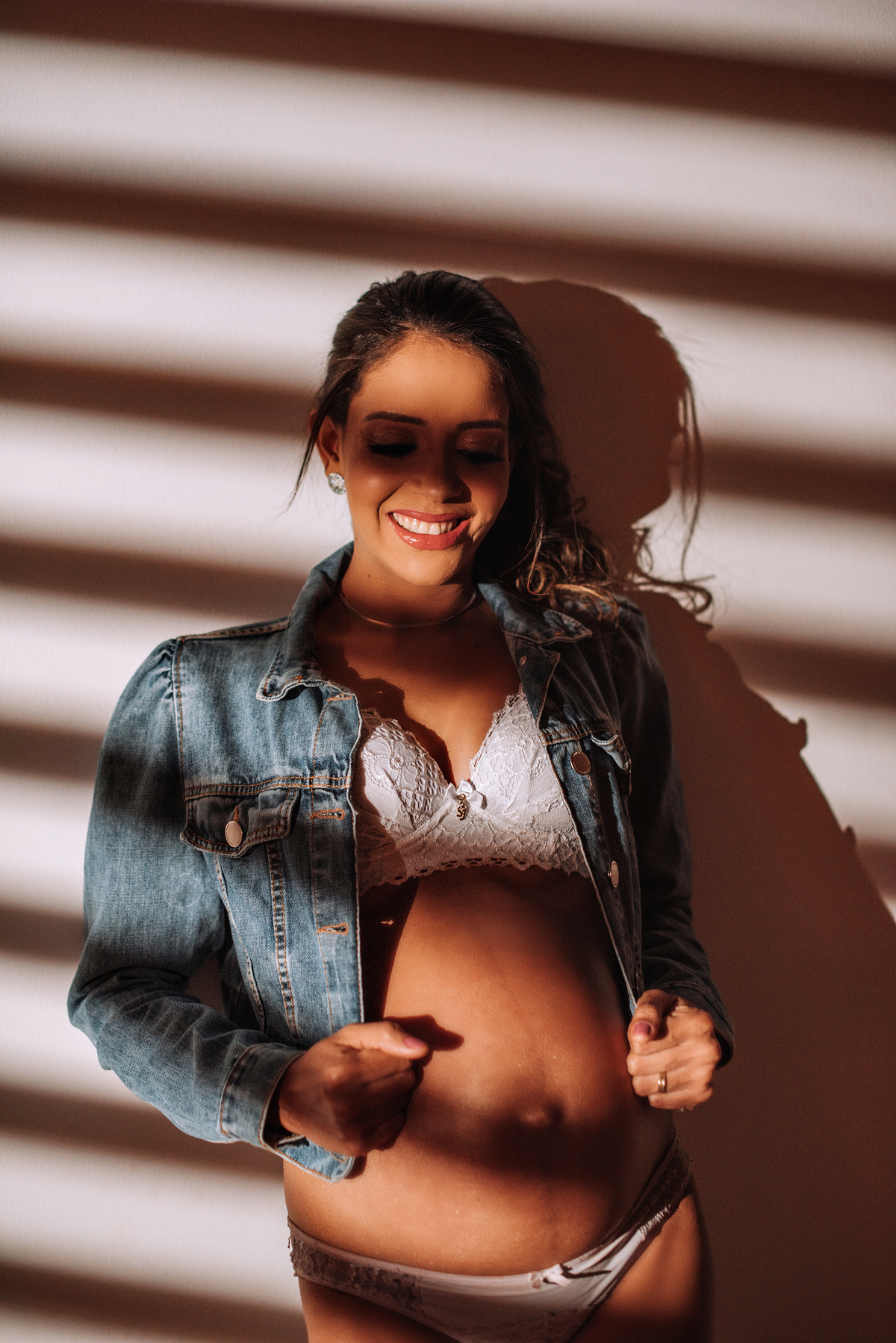 Ensaio gestante casal, fundo infinito em estúdio, fotos com jaqueta jeans. adriana kleine fotografias Imperatriz MA