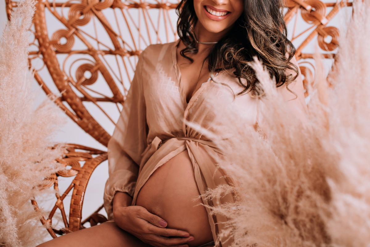 Ensaio gestante casal, fundo infinito em estúdio, detalhes, fotos cadeira rainha, boho chique. adriana kleine fotografias Imperatriz MA