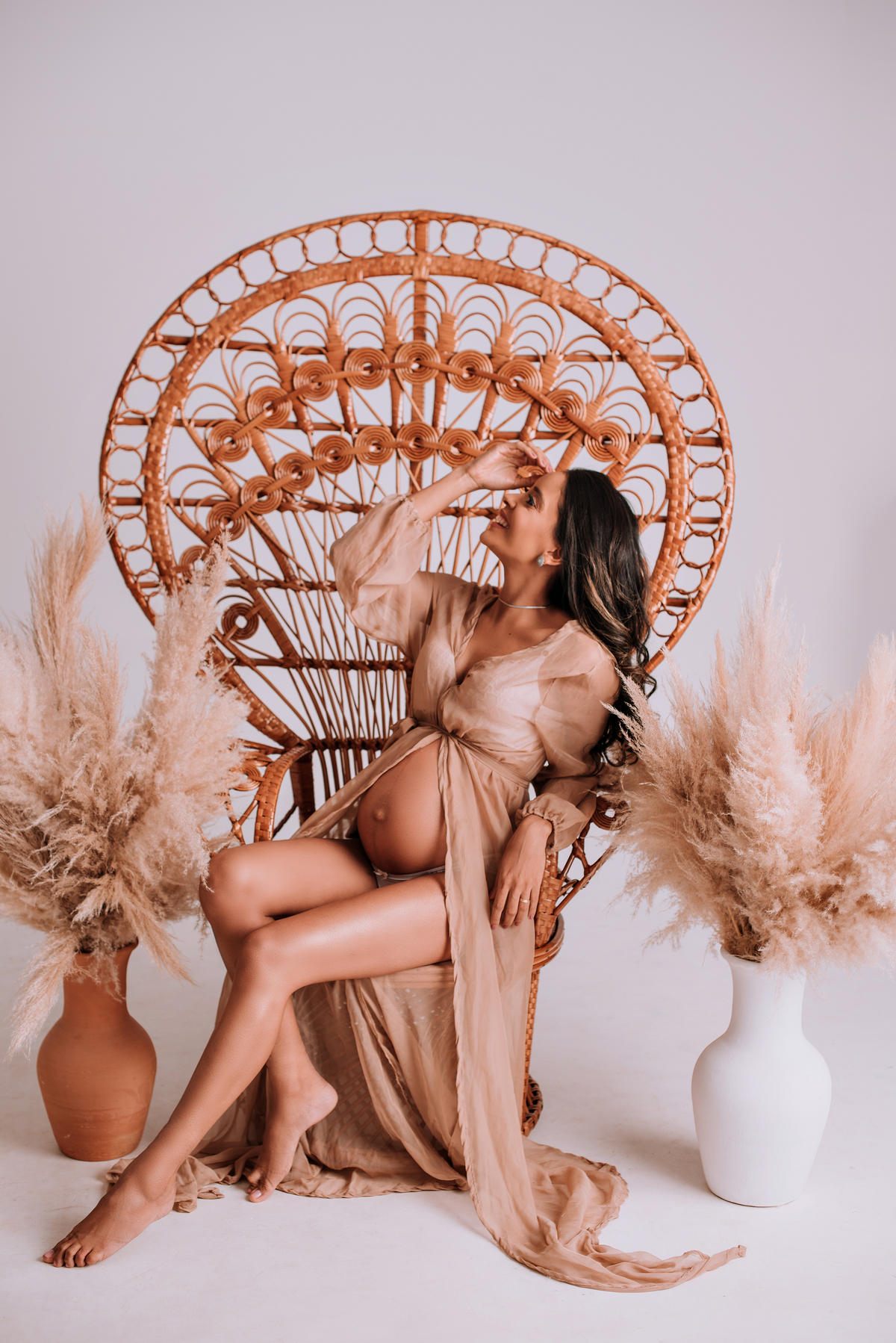 Ensaio gestante casal, fundo infinito em estúdio, fotos cadeira rainha, boho chique. adriana kleine fotografias Imperatriz MA