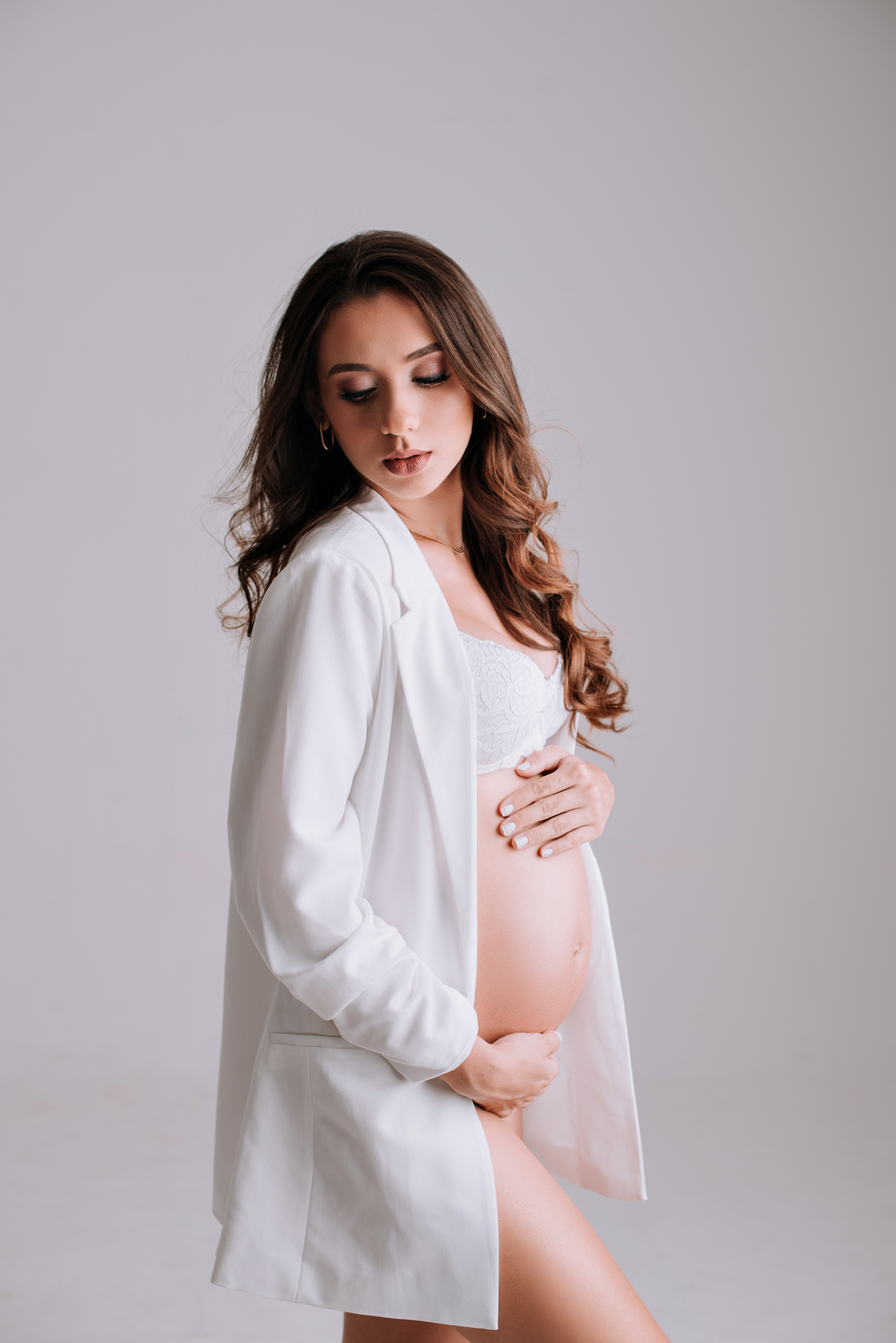 Ensaio gestante casal, fundo infinito em estúdio,blazer branco com langerrie. adriana kleine fotografias Imperatriz MA