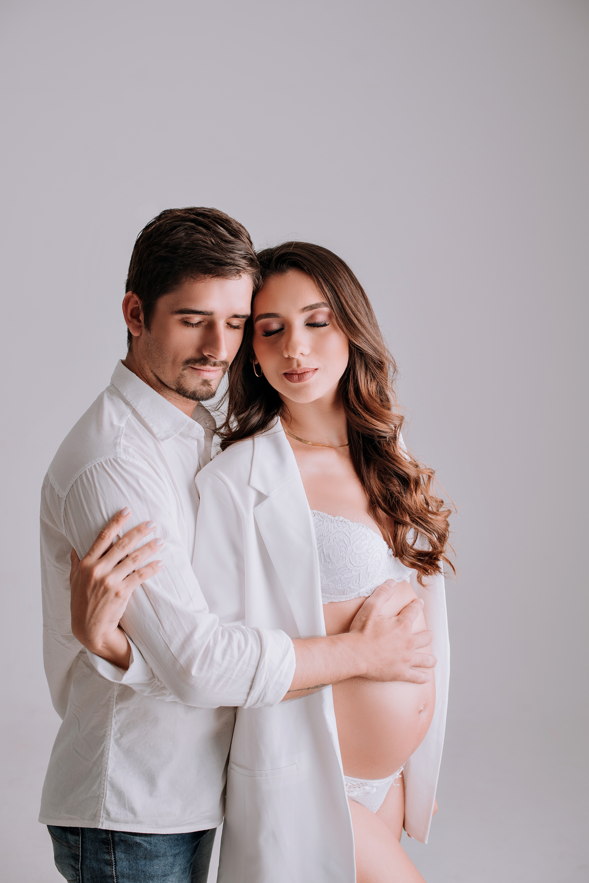 Ensaio gestante casal, fundo infinito em estúdio, casal, blazer branco com langerrie. adriana kleine fotografias Imperatriz MA