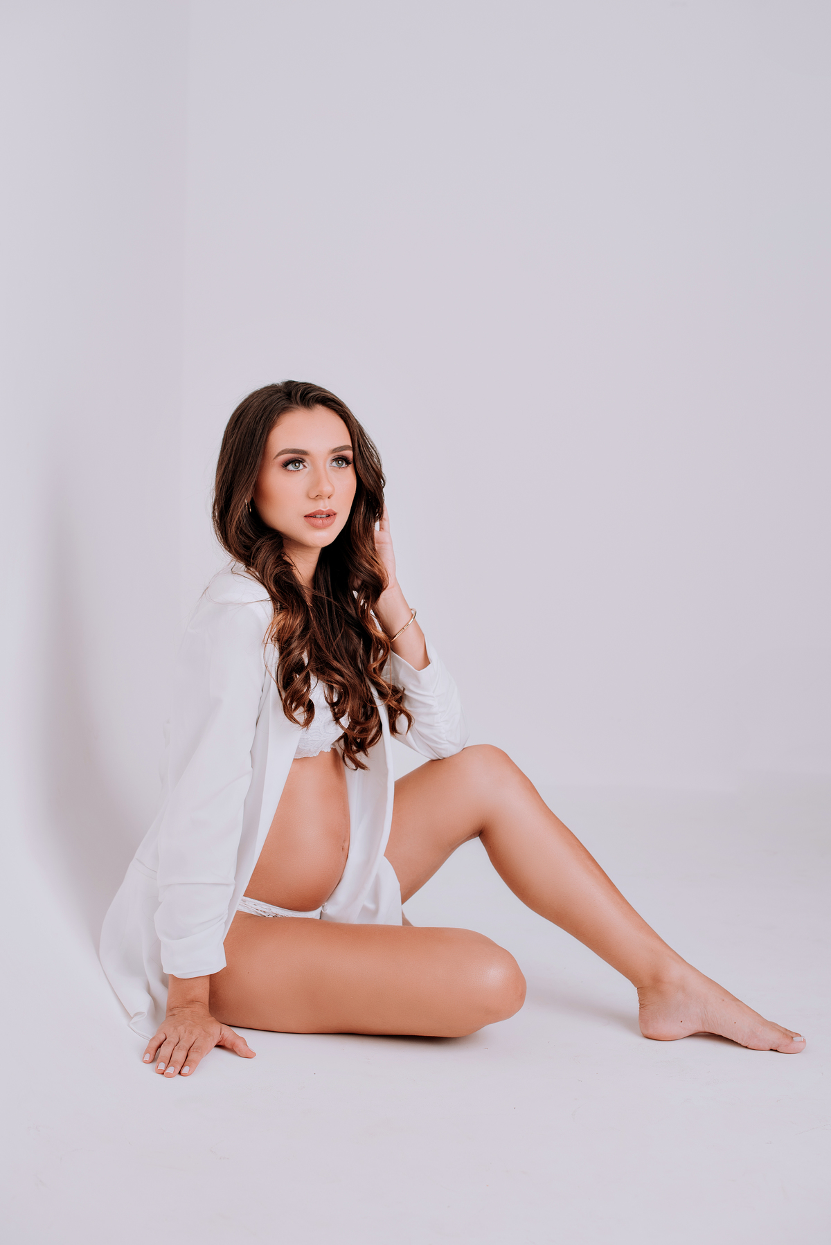 Ensaio gestante casal, fundo infinito em estúdio,blazer branco com langerrie. adriana kleine fotografias Imperatriz MA