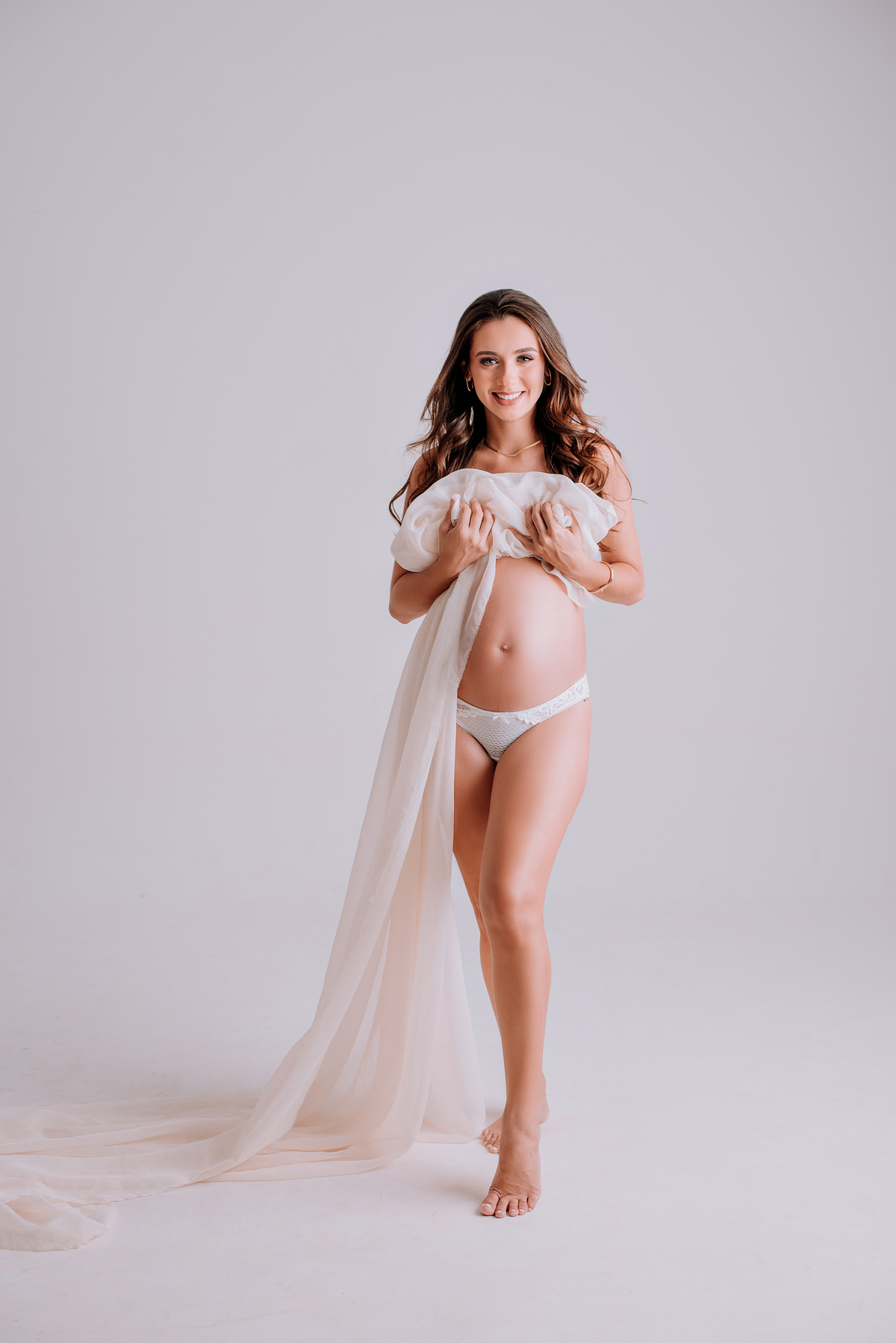 Ensaio gestante casal, fundo infinito em estúdio,fotos com tecidos. adriana kleine fotografias Imperatriz MA