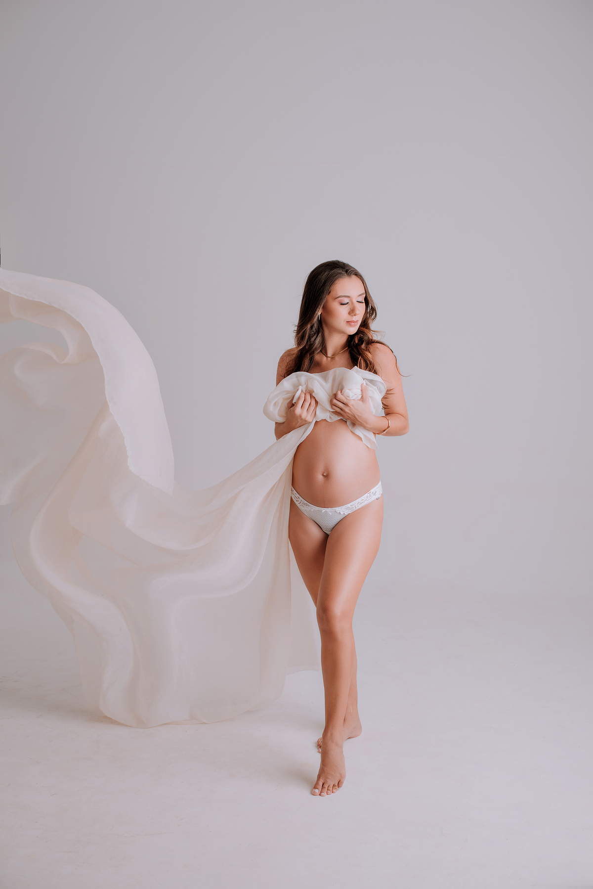 Ensaio gestante casal, fundo infinito em estúdio,fotos com tecidos. adriana kleine fotografias Imperatriz MA