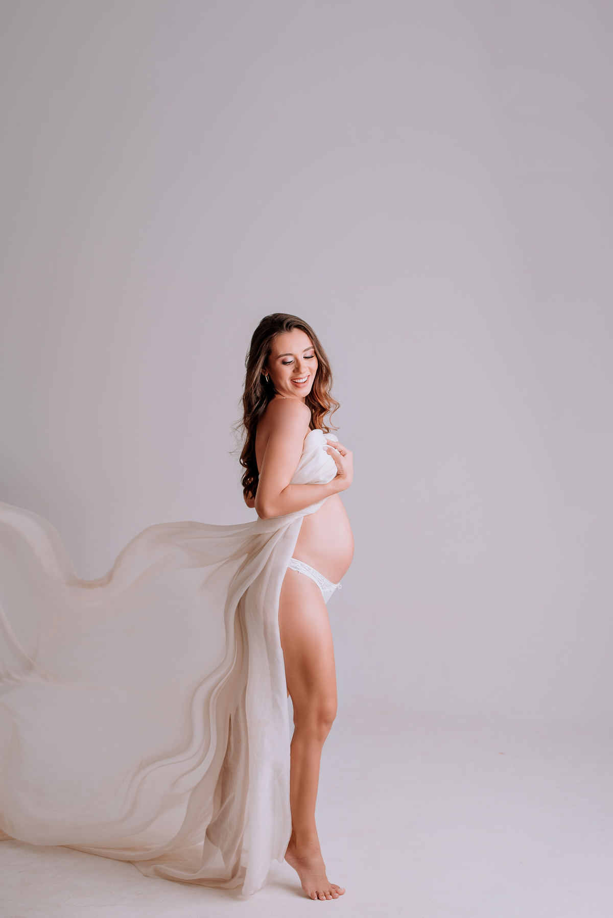 Ensaio gestante casal, fundo infinito em estúdio,fotos com tecidos. adriana kleine fotografias Imperatriz MA