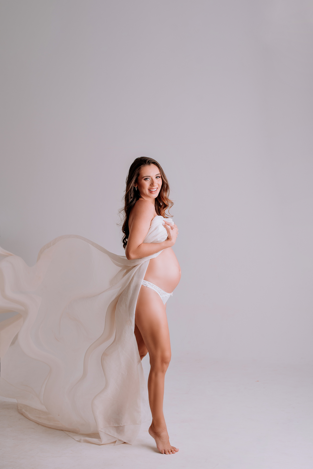 Ensaio gestante casal, fundo infinito em estúdio,fotos com tecidos. adriana kleine fotografias Imperatriz MA