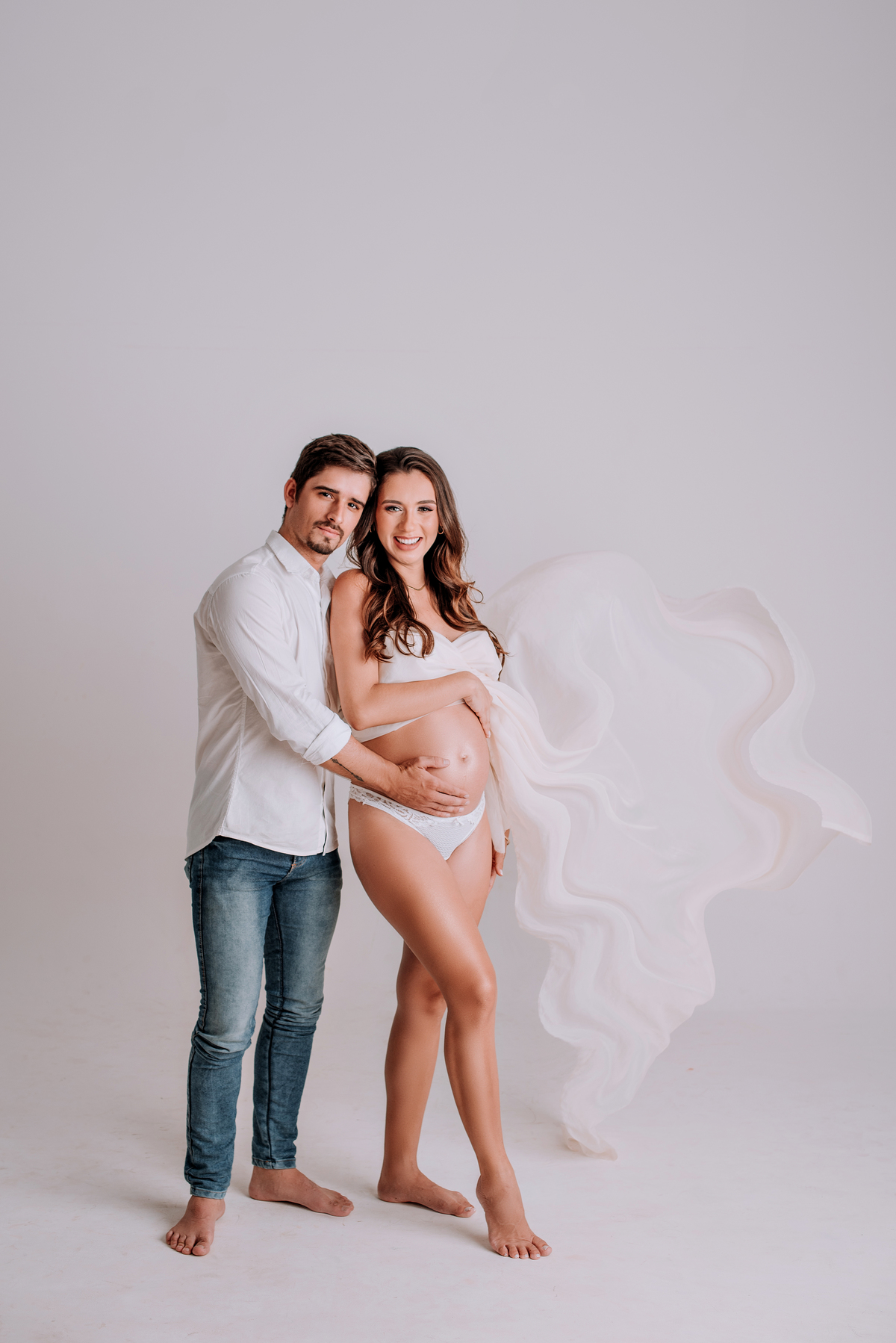 Ensaio gestante casal, fundo infinito em estúdio,fotos com tecidos. adriana kleine fotografias Imperatriz MA