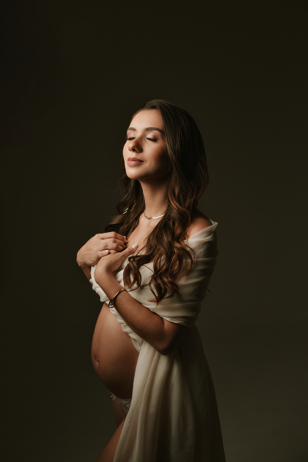 Ensaio gestante casal, fundo infinito em estúdio, fotos com tecidos. adriana kleine fotografias Imperatriz MA