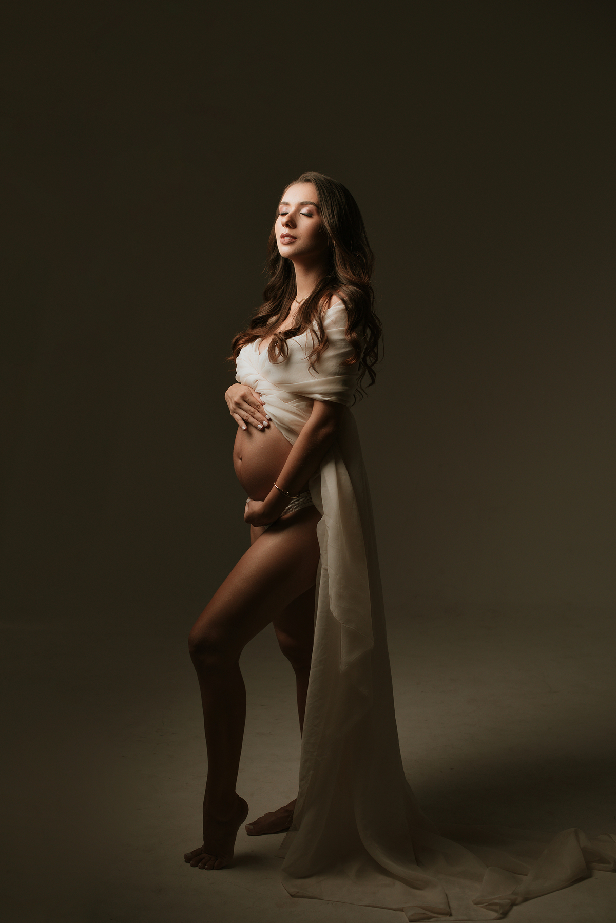 Ensaio gestante casal, fundo infinito em estúdio,fotos com tecidos. adriana kleine fotografias Imperatriz MA
