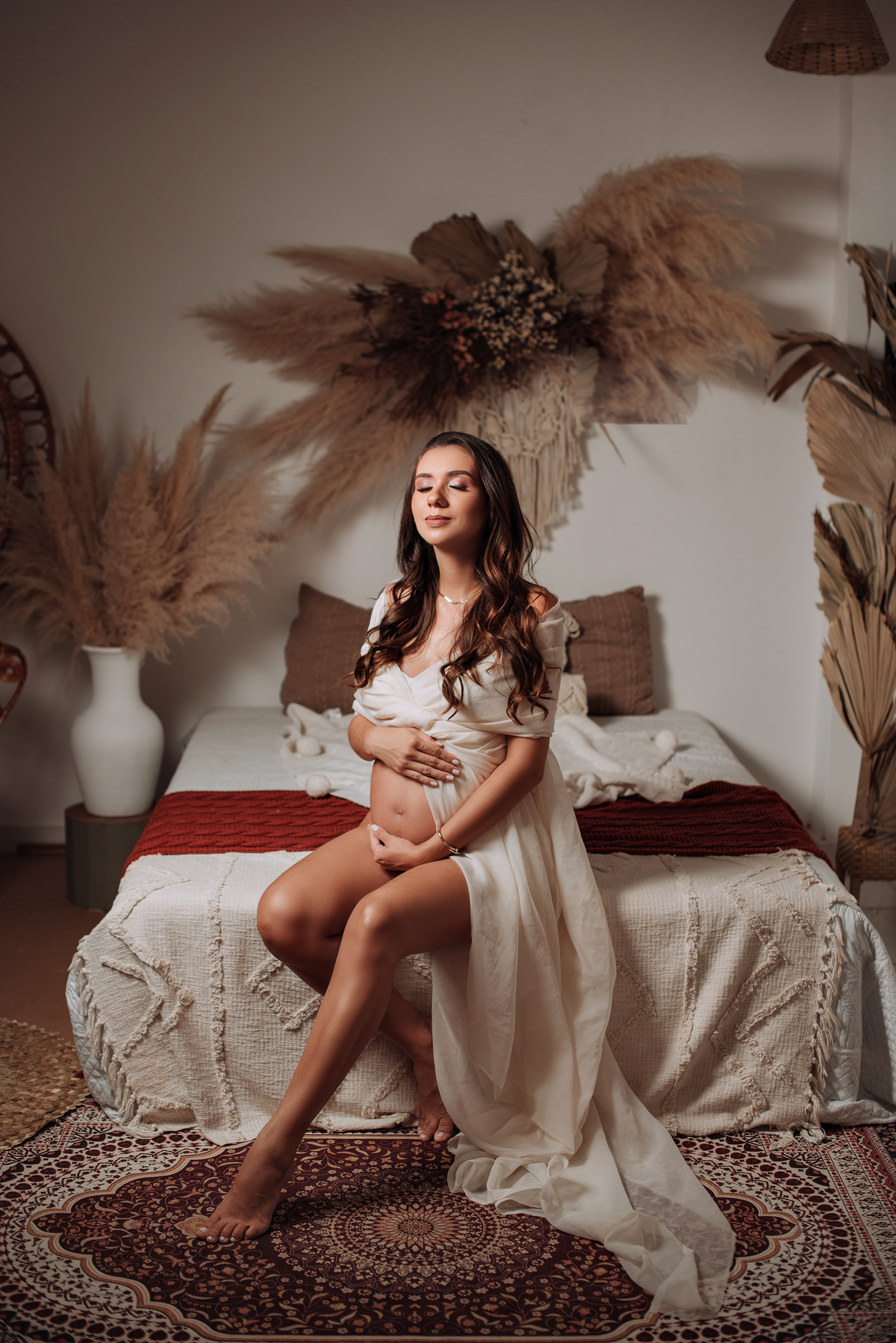 Ensaio gestante casal, fundo infinito em estúdio, cenário quarto cama fotos com tecidos boho. adriana kleine fotografias Imperatriz MA