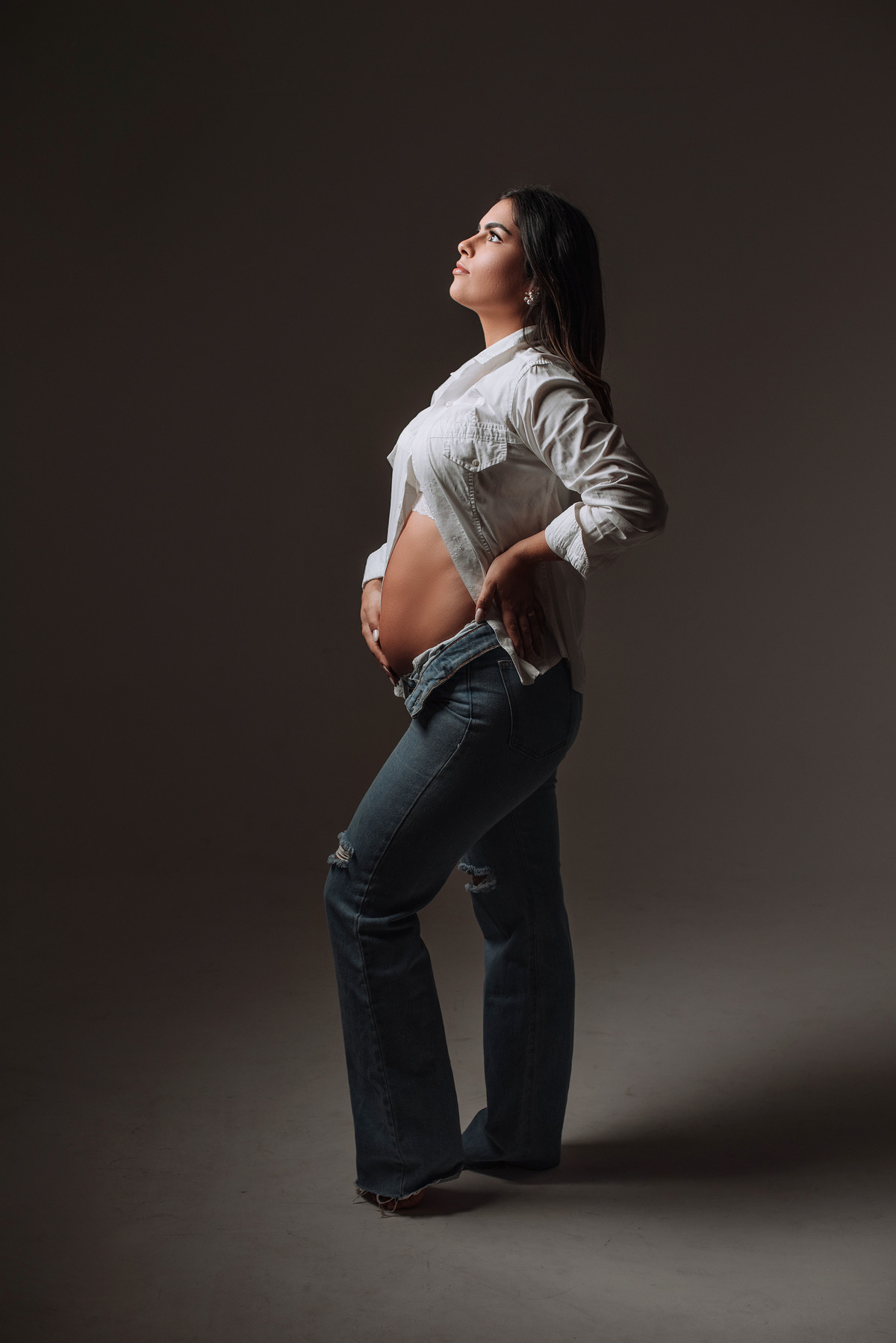 Ensaio gestante, fundo infinito em estúdio, jeans com camiseta. adriana kleine fotografias Imperatriz MA