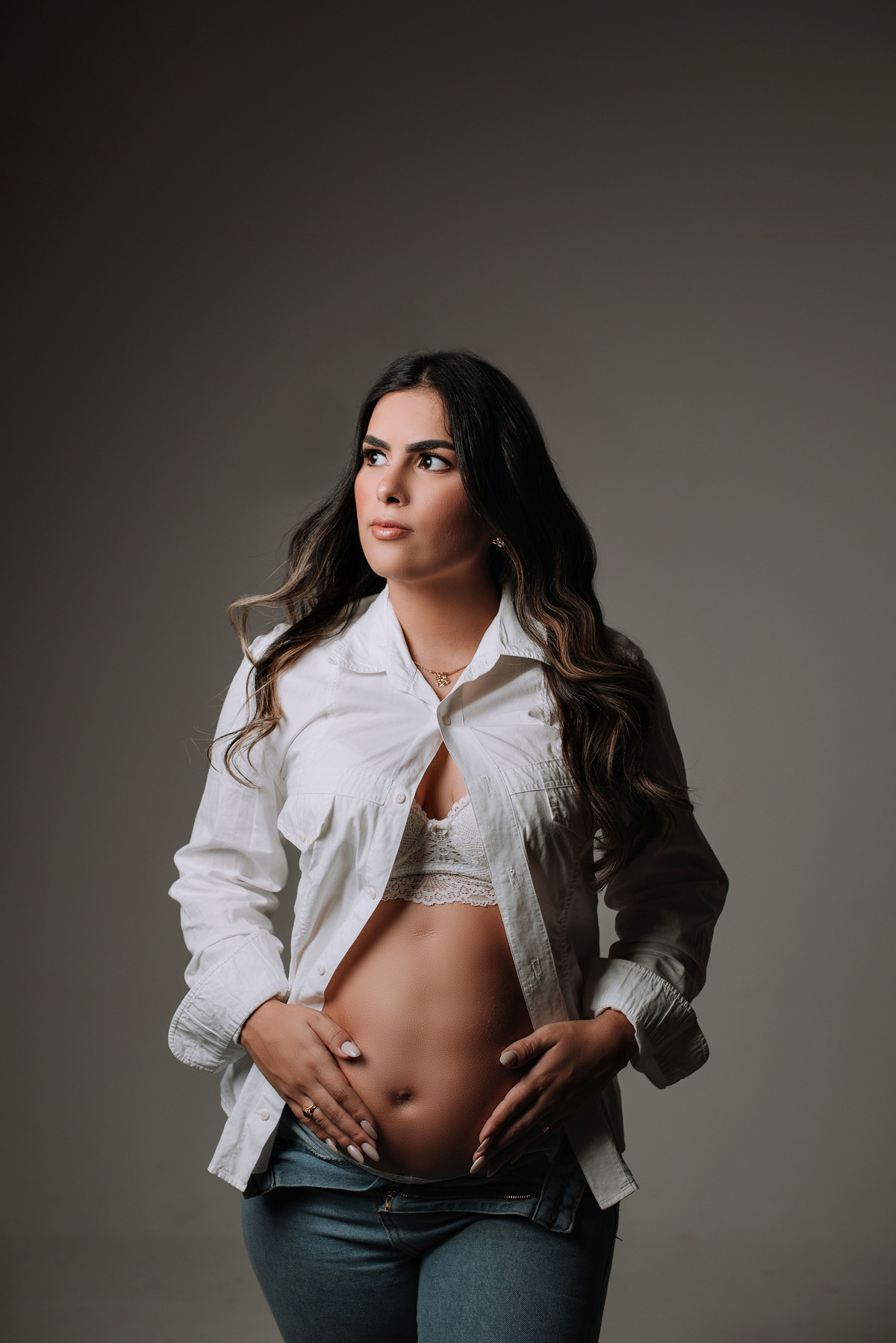 Ensaio gestante, fundo infinito em estúdio, jeans com camiseta. adriana kleine fotografias Imperatriz MA