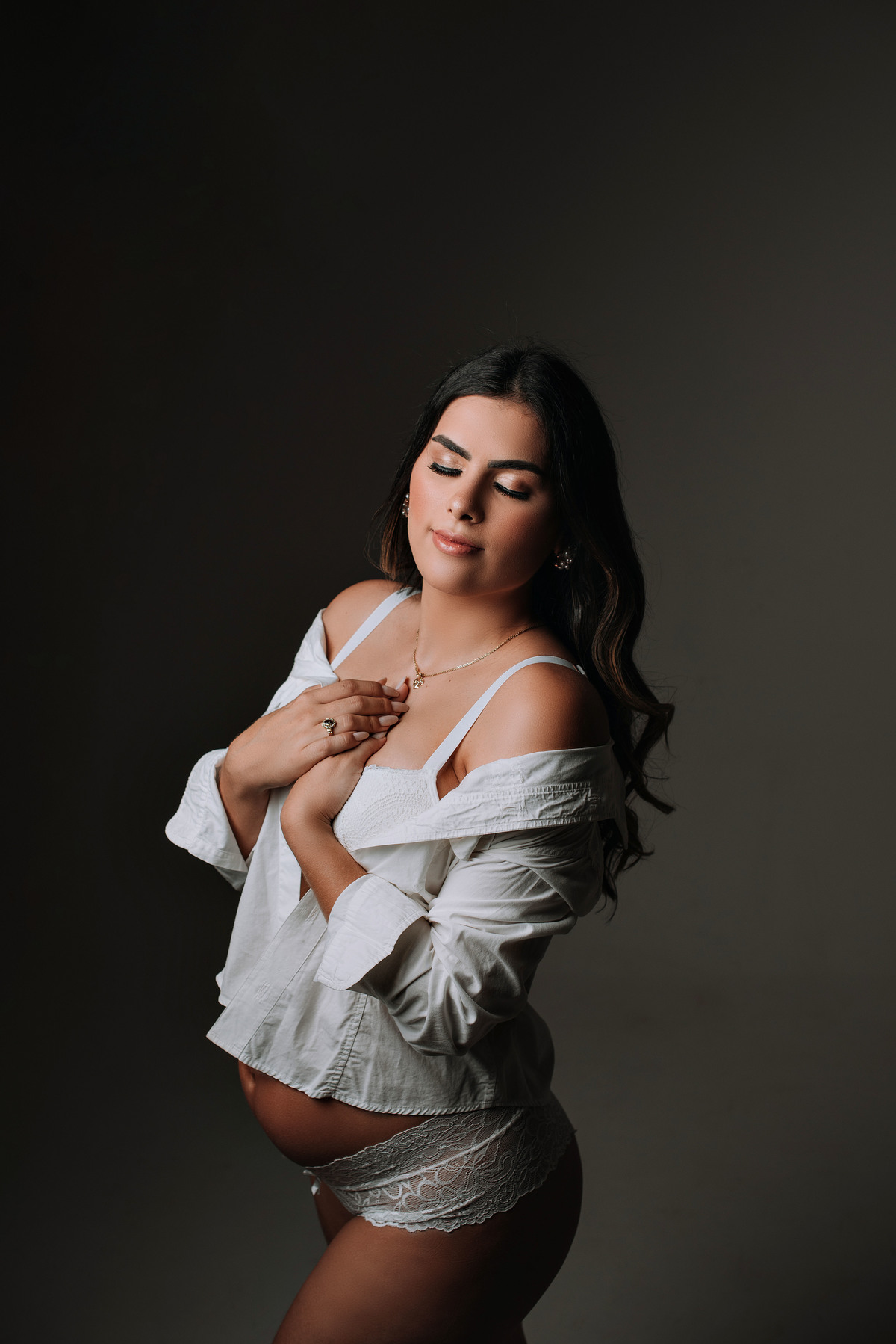 Ensaio gestante, fundo infinito em estúdio,langerrie com camiseta. adriana kleine fotografias Imperatriz MA