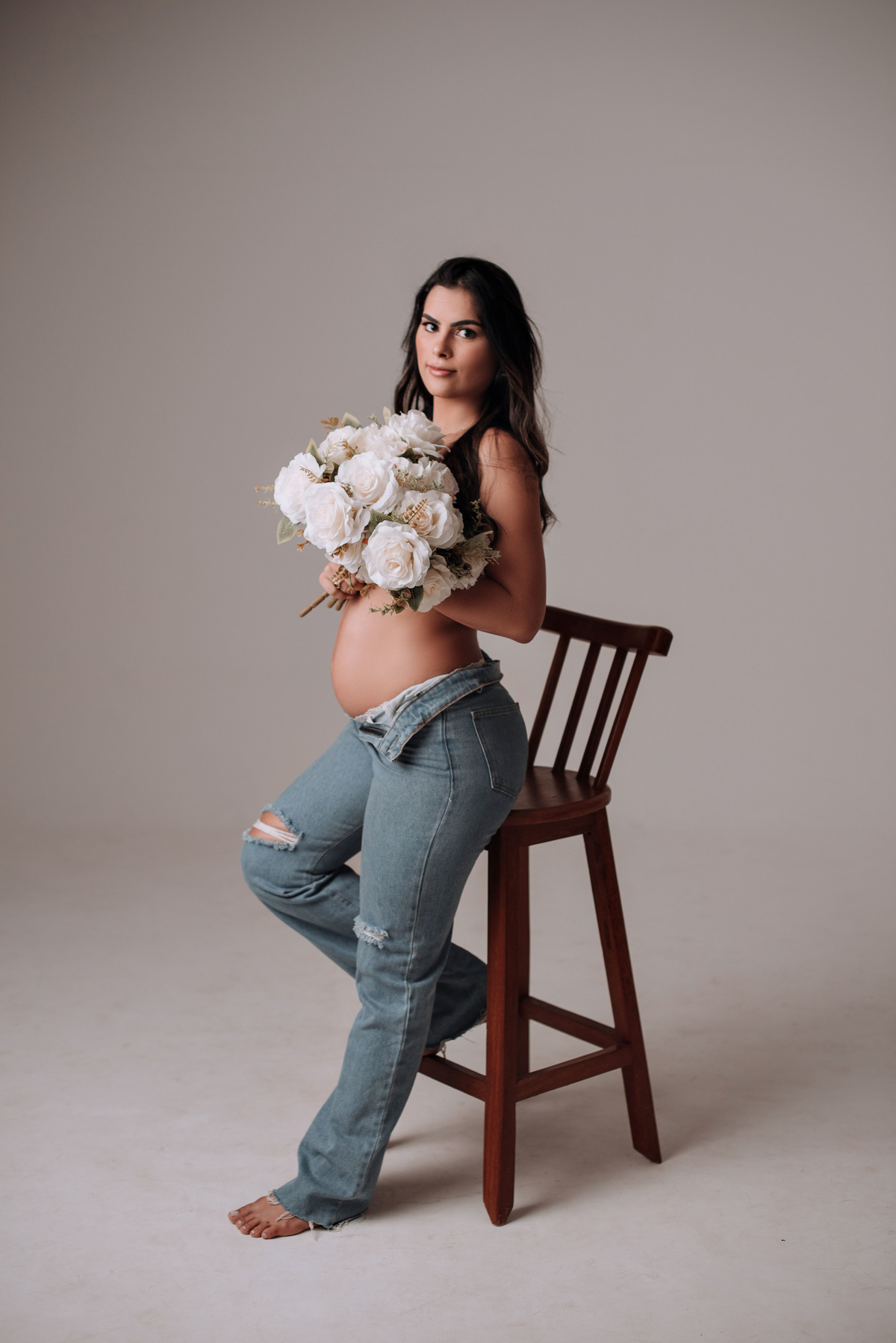 Ensaio gestante, fundo infinito em estúdio, jeans e flores. adriana kleine fotografias Imperatriz MA