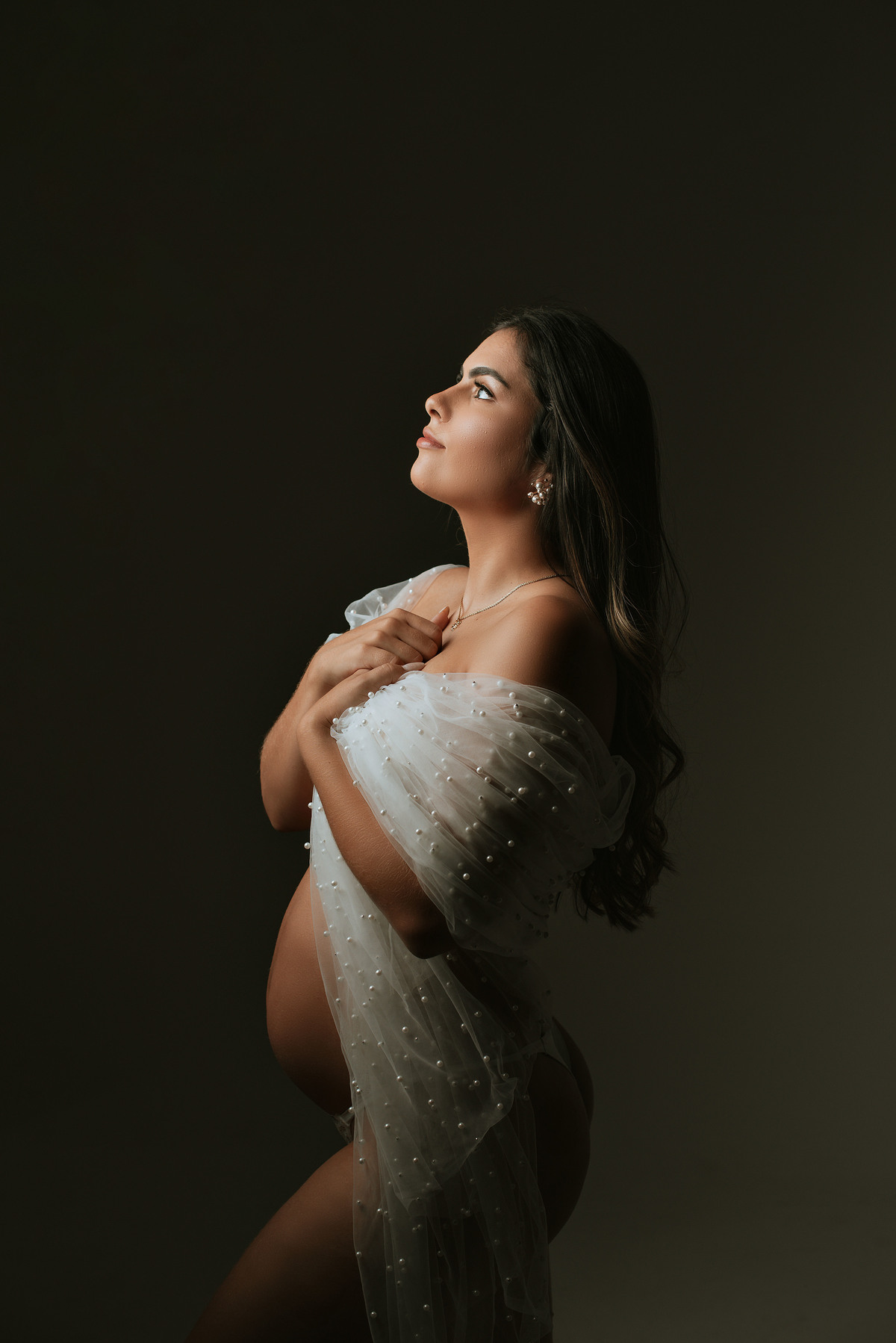 Ensaio gestante, fundo infinito em estúdio,fotos com tecidos de tule e pérola. adriana kleine fotografias Imperatriz MA