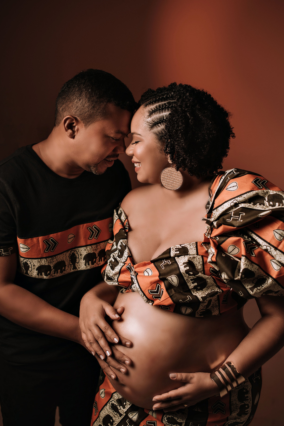 ensaio gestante  com akleine fotografias, fotógrafa em estúdio. Gestante afro, ensaio afro, look feito a mão. 