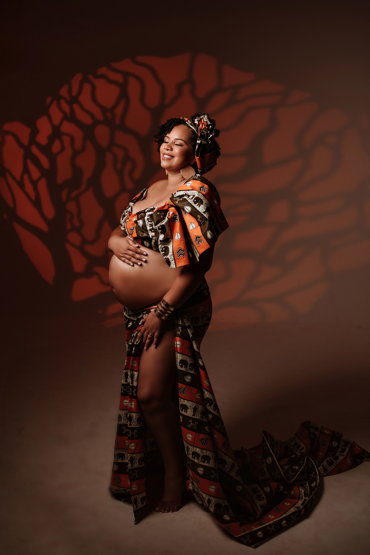 ensaio gestante  com akleine fotografias, fotógrafa em estúdio. Gestante afro, ensaio afro, árvore da vida, look feito a mão. 