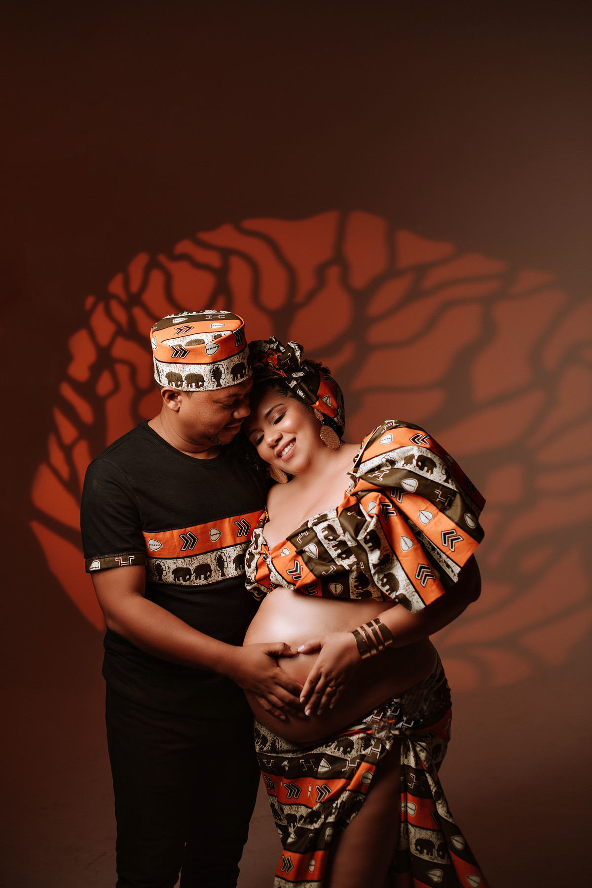 ensaio gestante  com akleine fotografias, fotógrafa em estúdio. Gestante afro, árvore da vida, ensaio afro, look feito a mão. 