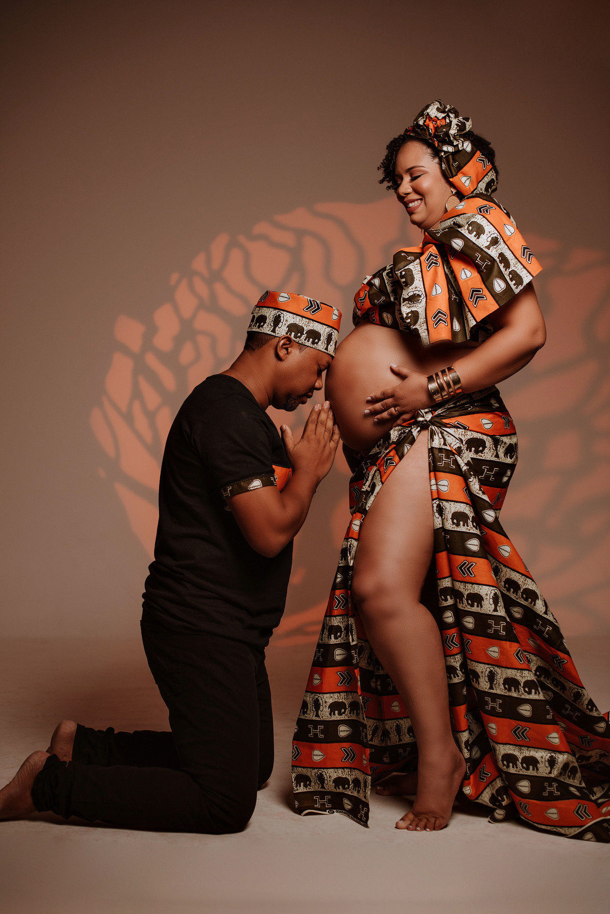 ensaio gestante  com akleine fotografias, fotógrafa em estúdio. Gestante afro, cenário árvore da vida, ensaio afro, look feito a mão. 