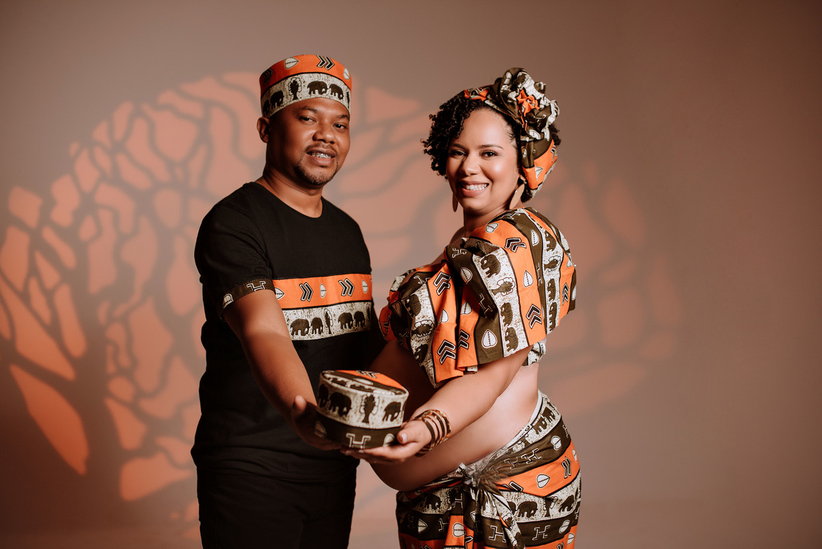 ensaio gestante  com akleine fotografias, fotógrafa em estúdio. Gestante afro, ensaio afro, look feito a mão. 