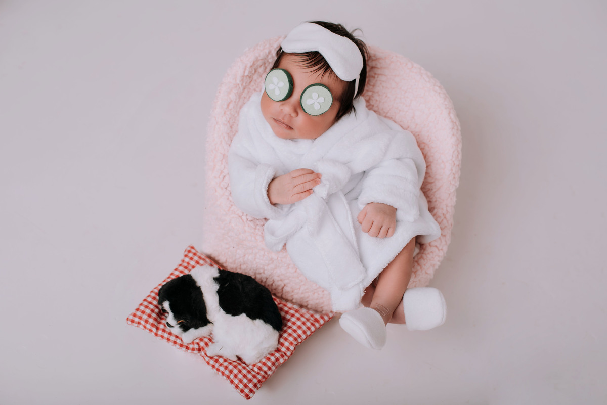 ensaio newborn estúdio temático roupão com cachorrinho, akleine fotografias, Imperatriz MA.