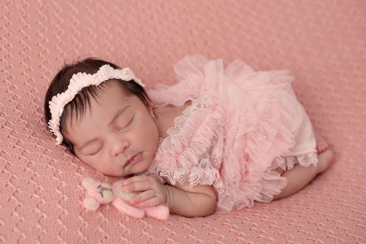 ensaio newborn estúdio menina no puf com ursinho, pose de bumbum, akleine fotografias, Imperatriz MA.