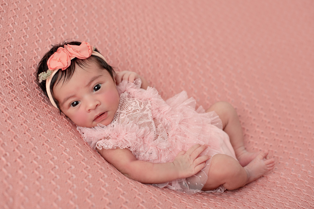 ensaio newborn estúdio menina acordada no puf, akleine fotografias, Imperatriz MA.
