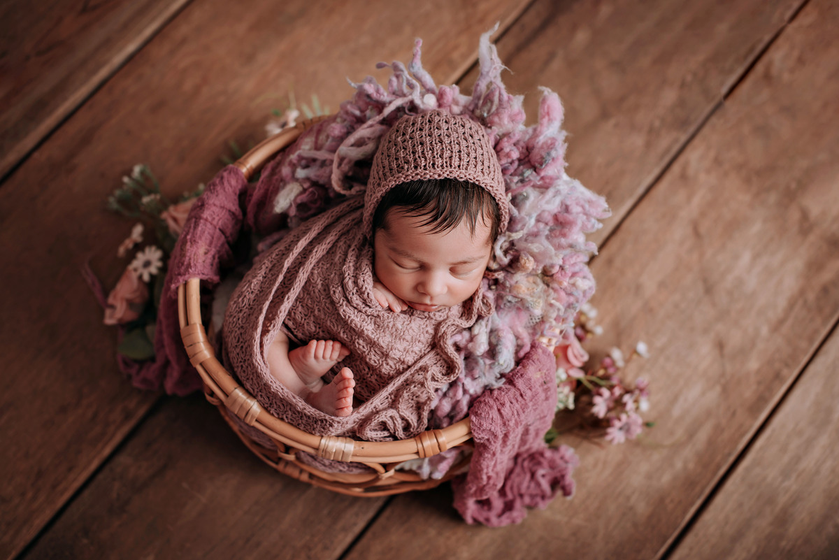 ensaio newborn estúdio menina enroladinha no wrap, cesto de vime, akleine fotografias, Imperatriz MA.