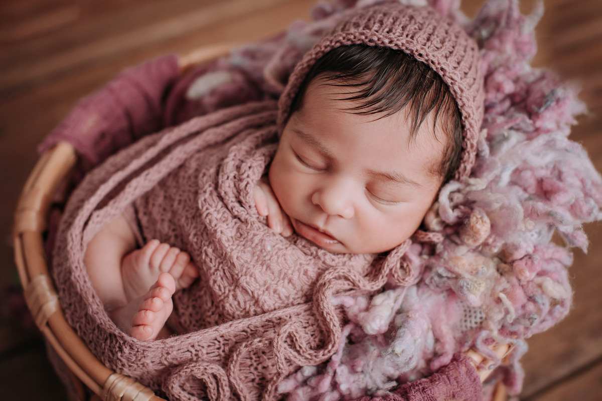 ensaio newborn estúdio menina enroladinha no wrap, akleine fotografias, Imperatriz MA.