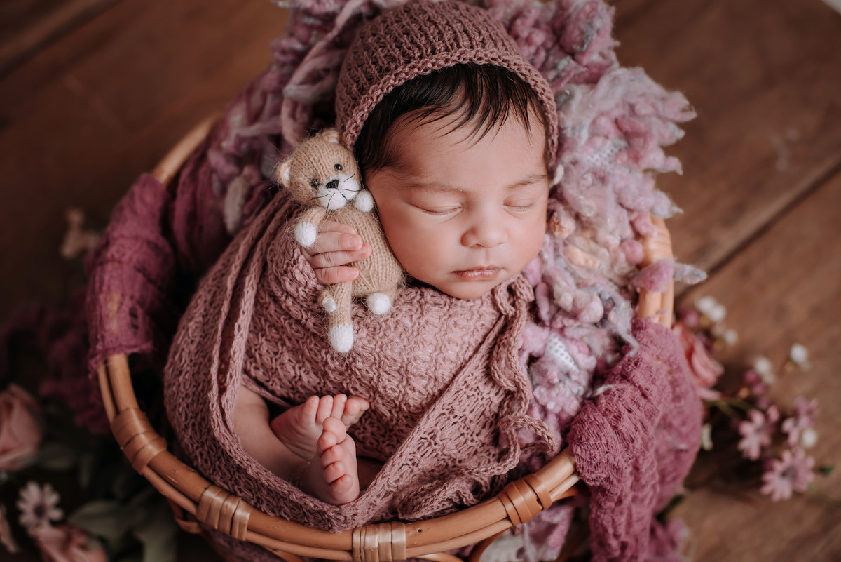 ensaio newborn estúdio menina enroladinha no wrap, cesto de vime e bichinho, akleine fotografias, Imperatriz MA.