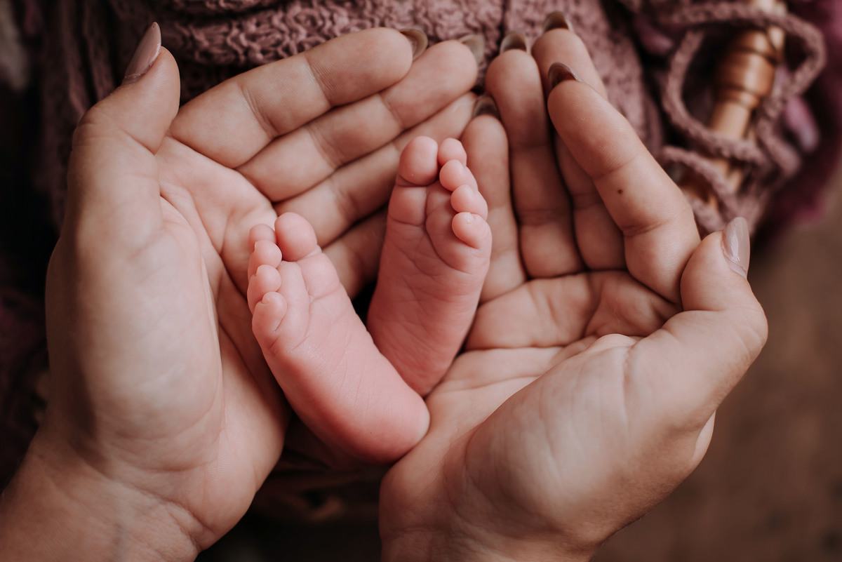 ensaio newborn estúdio menina, detalhes dos pés, enroladinha no wrap, akleine fotografias, Imperatriz MA.