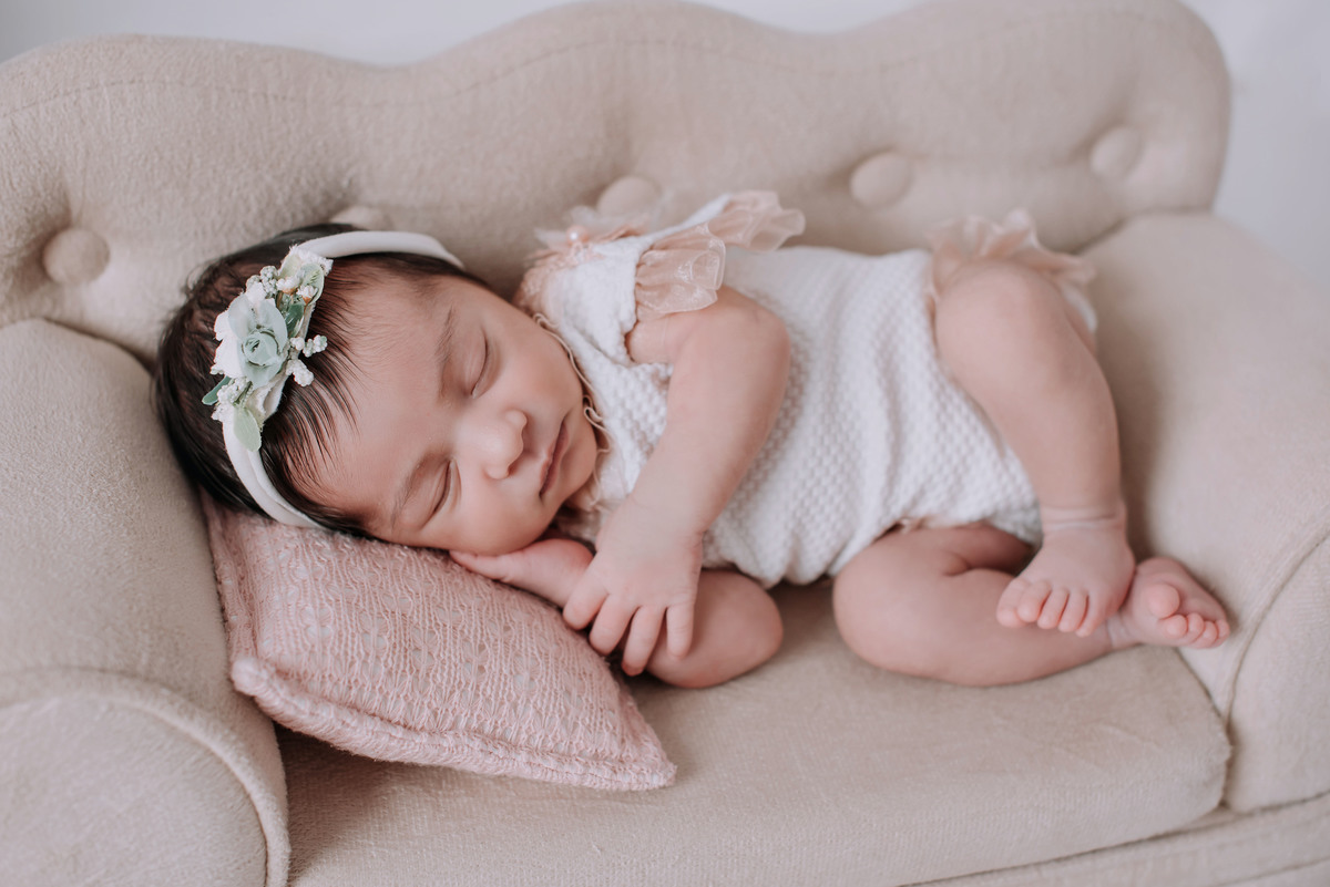 ensaio newborn estúdio menina no sofázinho, akleine fotografias, Imperatriz MA.