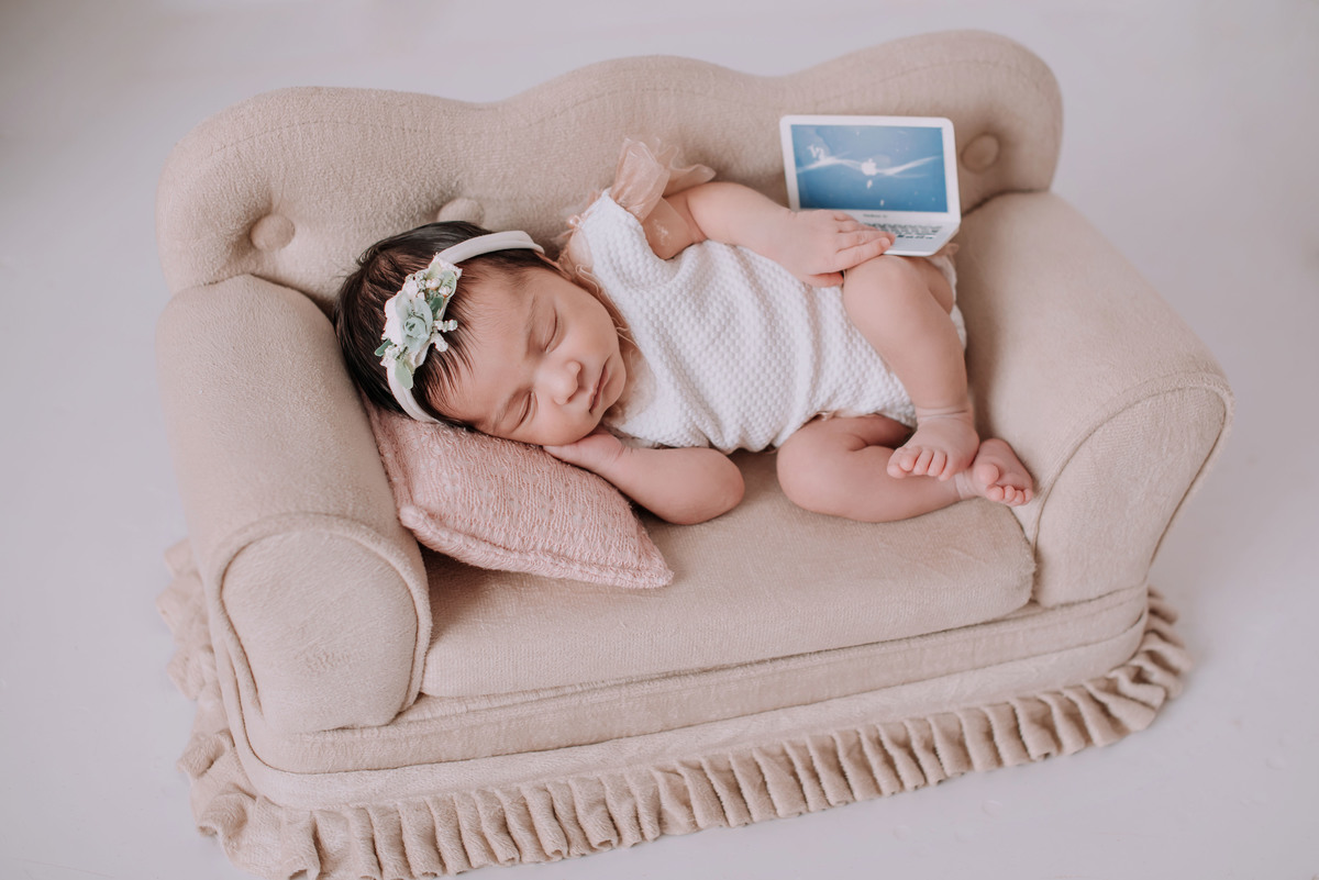 ensaio newborn estúdio menina no sofázinho com notbook, akleine fotografias, Imperatriz MA.
