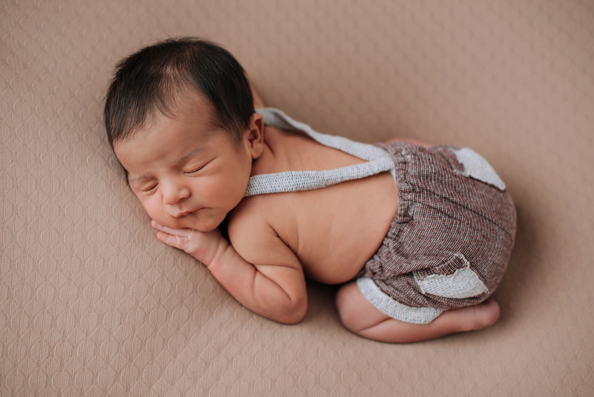 ensaio estúdio, sessão newborn menino, no Puf. pose de bumbum pra cima. Akleine fotografias Imperatriz MA