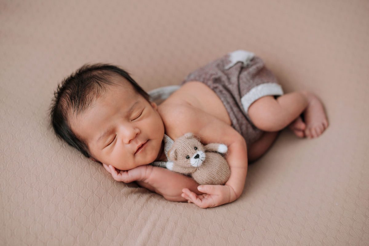 ensaio estúdio, sessão newborn menino, no Puf. pose mão no queixo. Akleine fotografias Imperatriz MA
