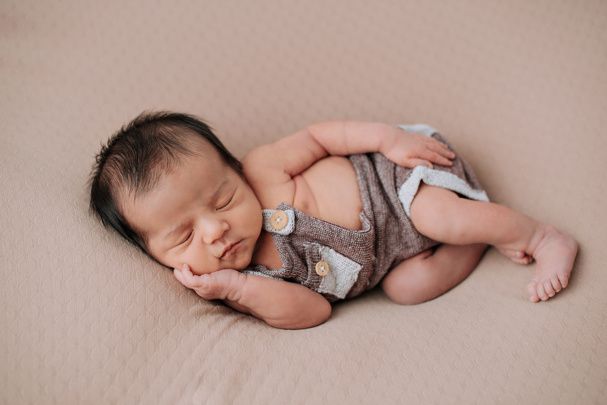 ensaio estúdio, sessão newborn menino, de ladinho no Puf. Akleine fotografias Imperatriz MA