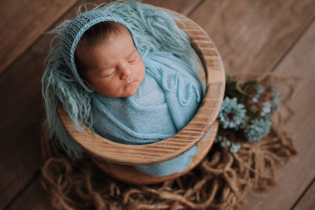 ensaio estúdio, sessão newborn menino URSINHO, no prop de madeira enroladinho no wrap. Akleine fotografias Imperatriz MA